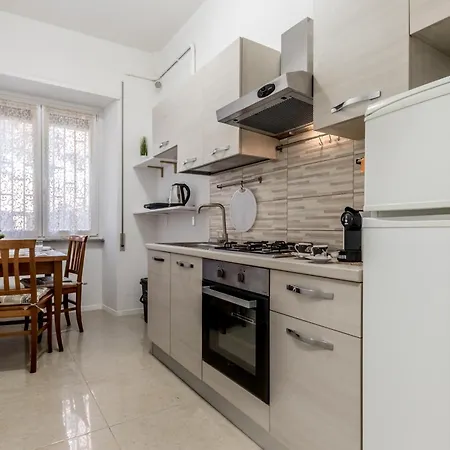 Metro C - Nando's House