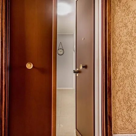 Metro C - Nando's House Apartamento